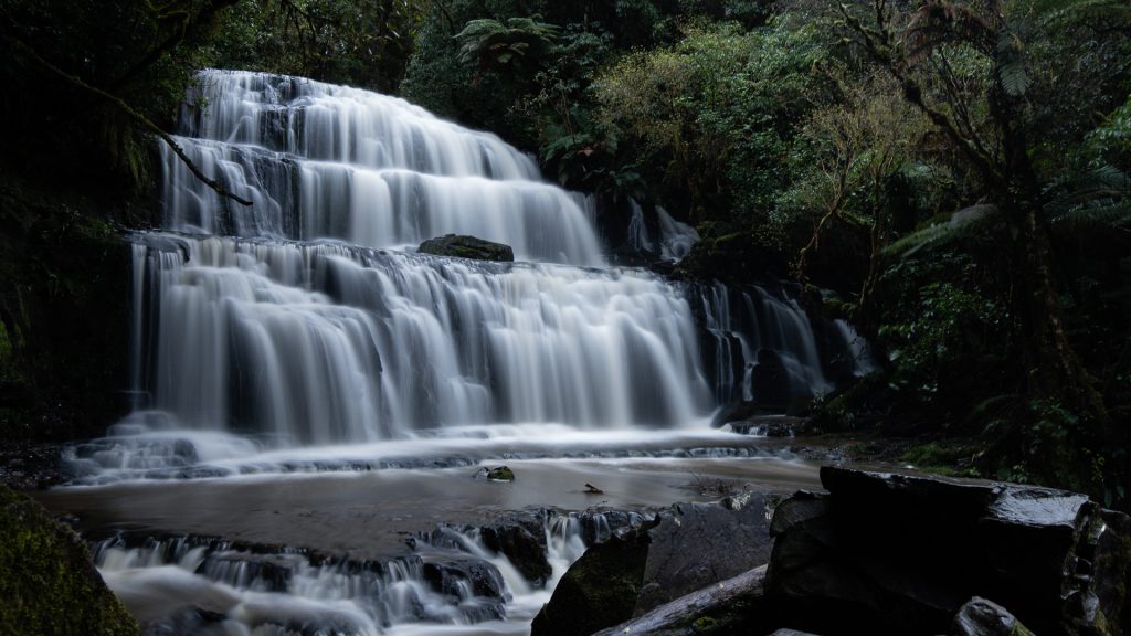 Nouvelle-Zélande rivière cascade